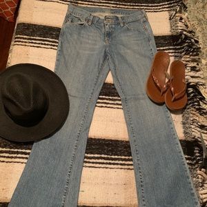 Women Old Navy Flirt flare leg size 6 light wash